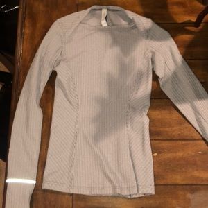 Long sleeve patterned lulu shirt.